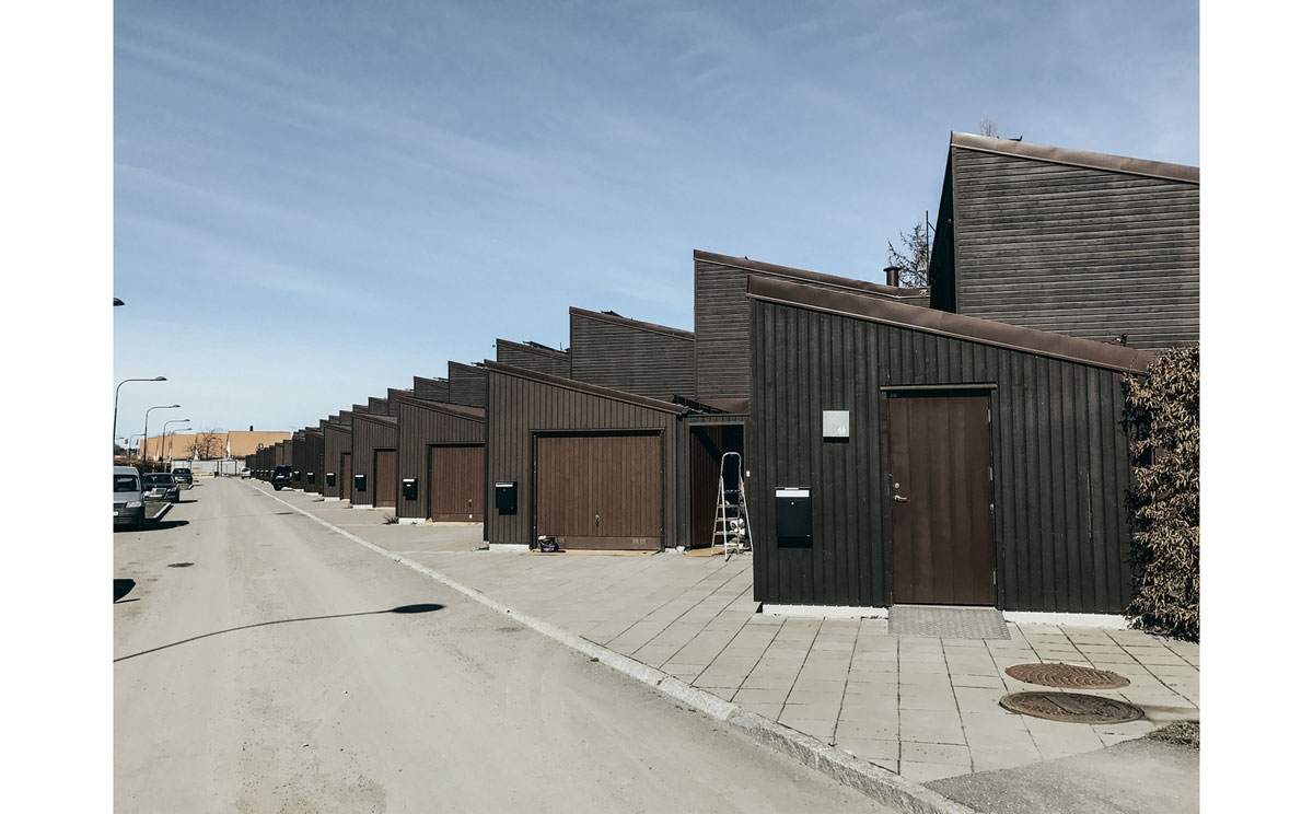 Malning av 17 garageportar och entre dörrar i Stockholm